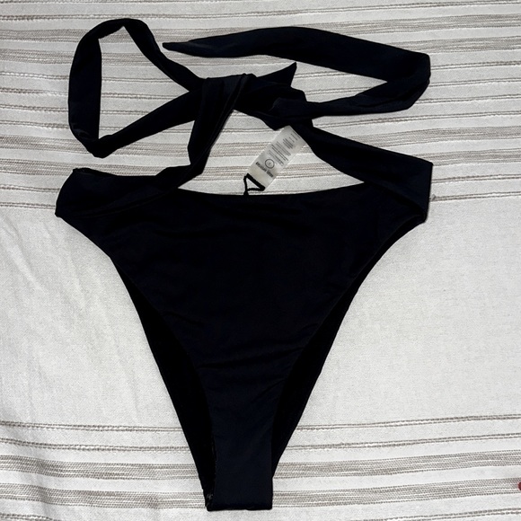 GOOD AMERICAN 10 Ways To Wear Bikini Bottom - Picture 3 of 5